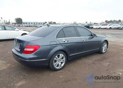 2013 Mercedes-Benz C 250 Luxury z USA, uszkodzony, nr VIN WDDGF4HBXDA879698